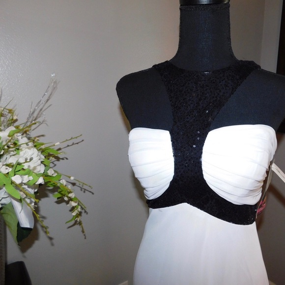 Black and white floor length gown🖤 - Picture 3 of 4